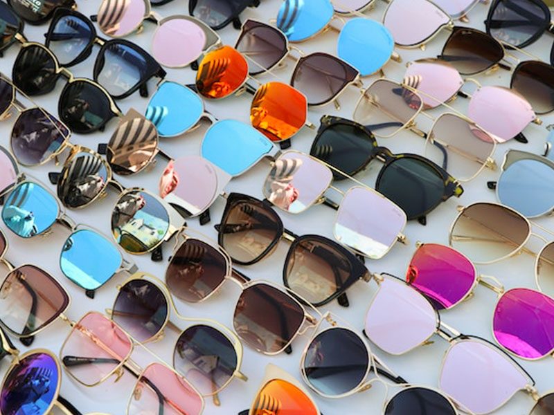 بررسی فروش عینک در فروشگاه الماس سرخ